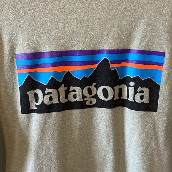 Patagonia P-6 Logo Responsibili-Tee size Medium T-shirt (green) - Picture 3 of 5